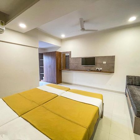 Stay Guru Hari Om Residency Bhuj Exterior photo