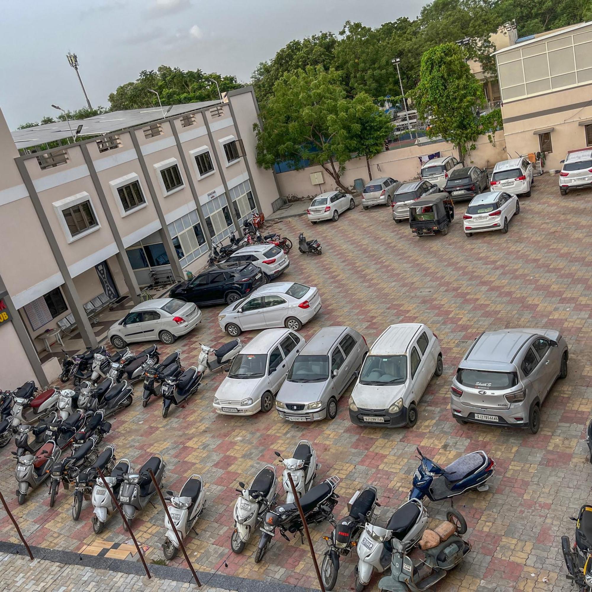 Stay Guru Hari Om Residency Bhuj Exterior photo