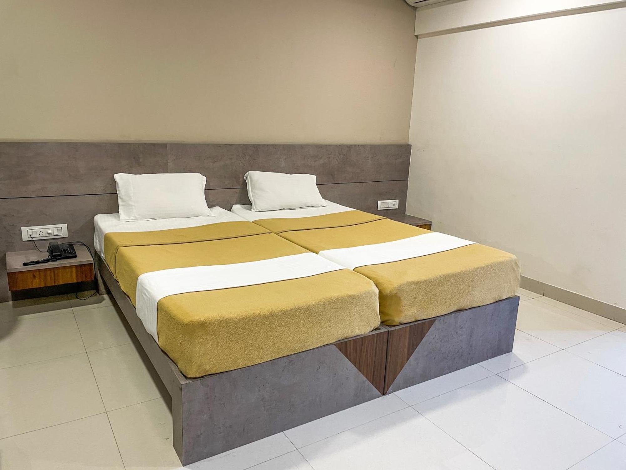 Stay Guru Hari Om Residency Bhuj Exterior photo
