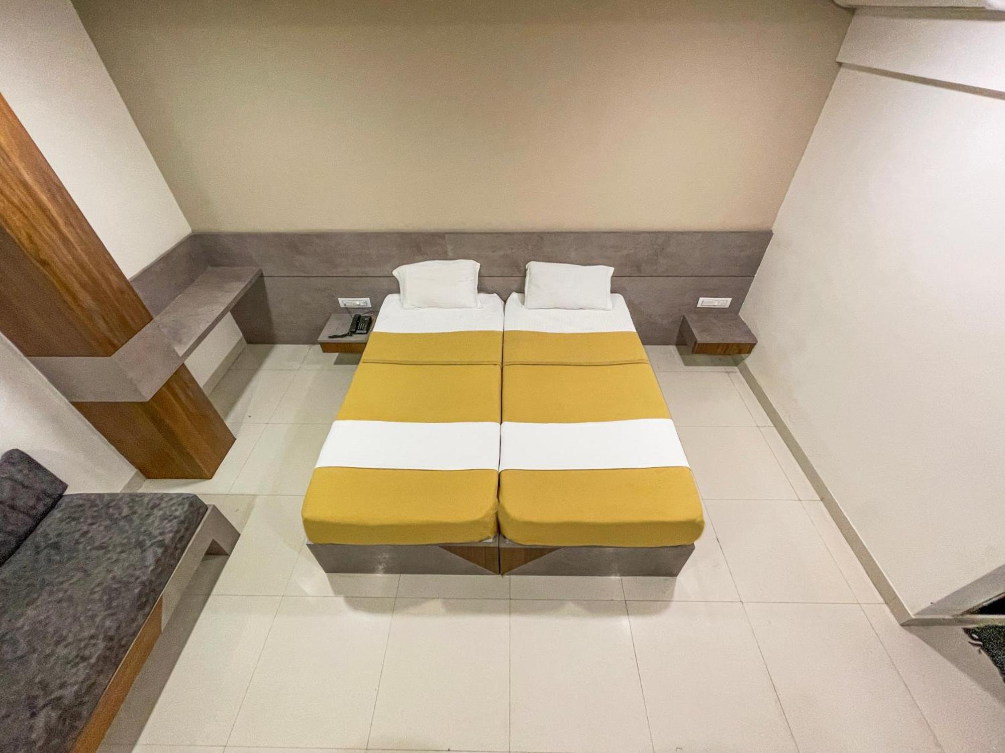 Stay Guru Hari Om Residency Bhuj Exterior photo