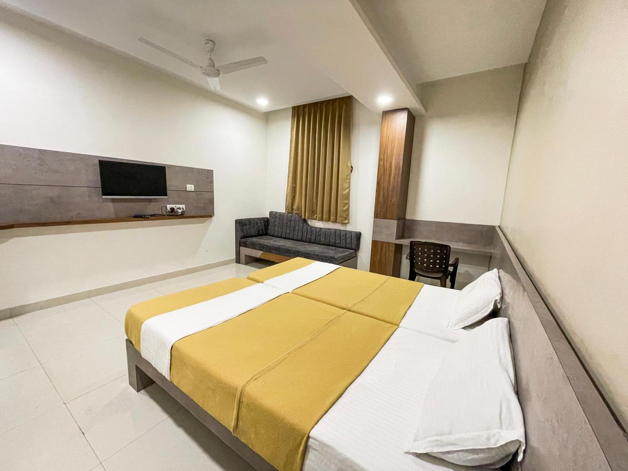 Stay Guru Hari Om Residency Bhuj Exterior photo