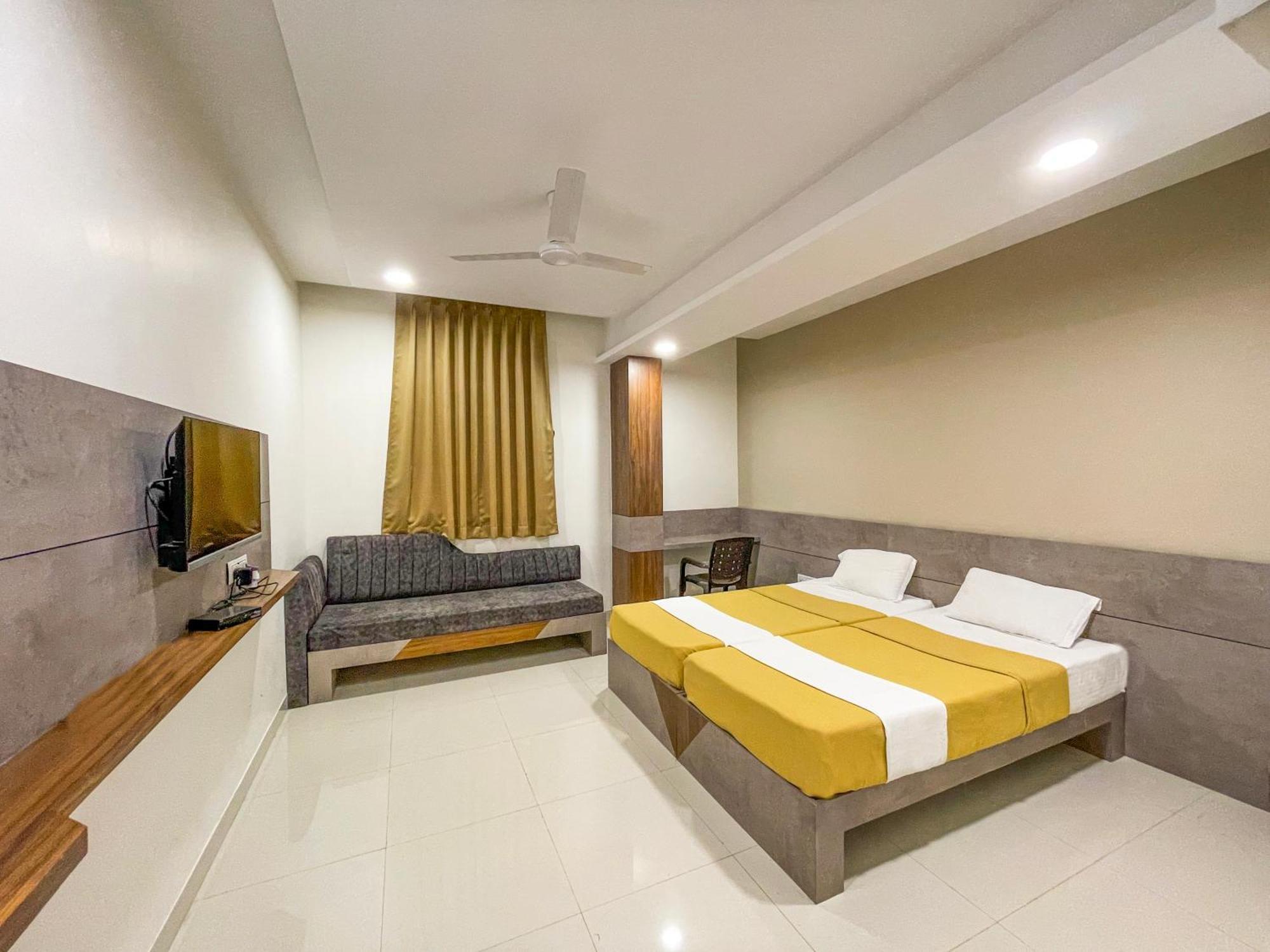 Stay Guru Hari Om Residency Bhuj Exterior photo