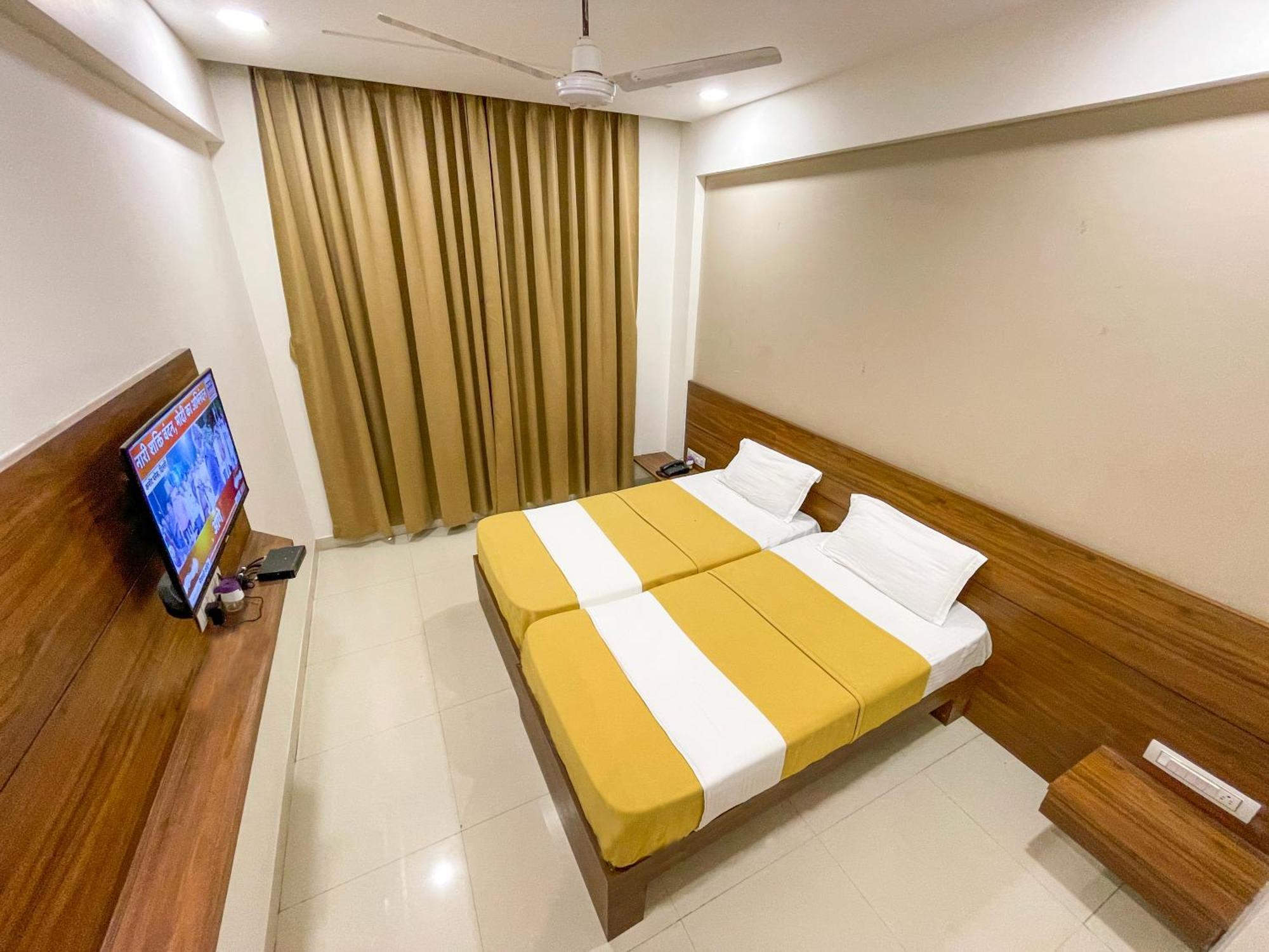 Stay Guru Hari Om Residency Bhuj Exterior photo