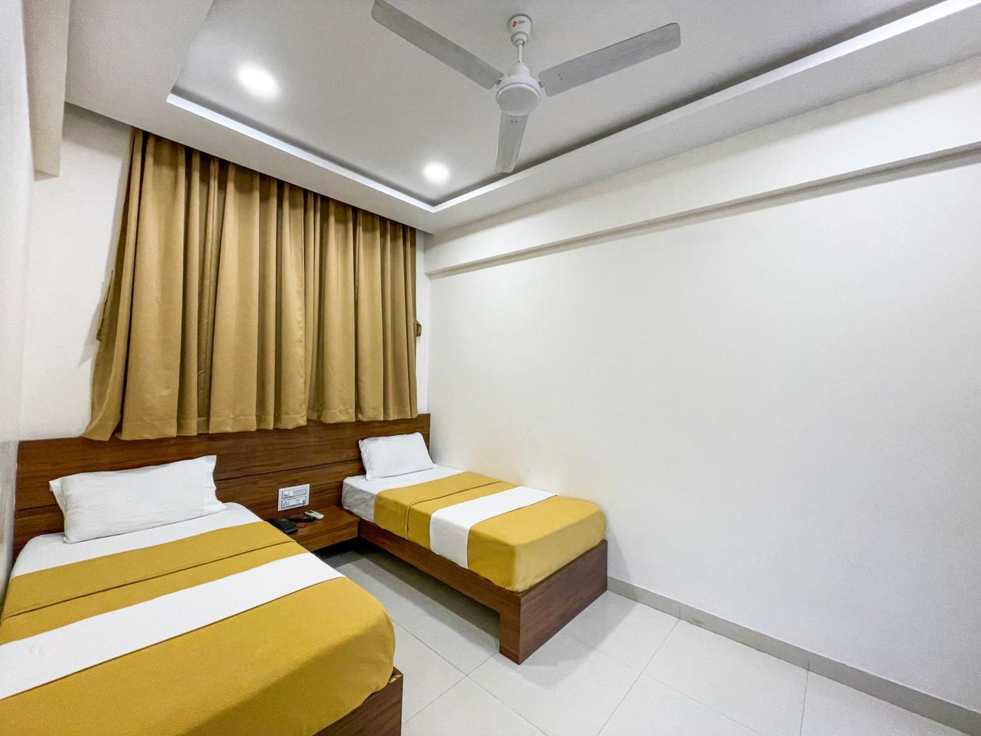Stay Guru Hari Om Residency Bhuj Exterior photo